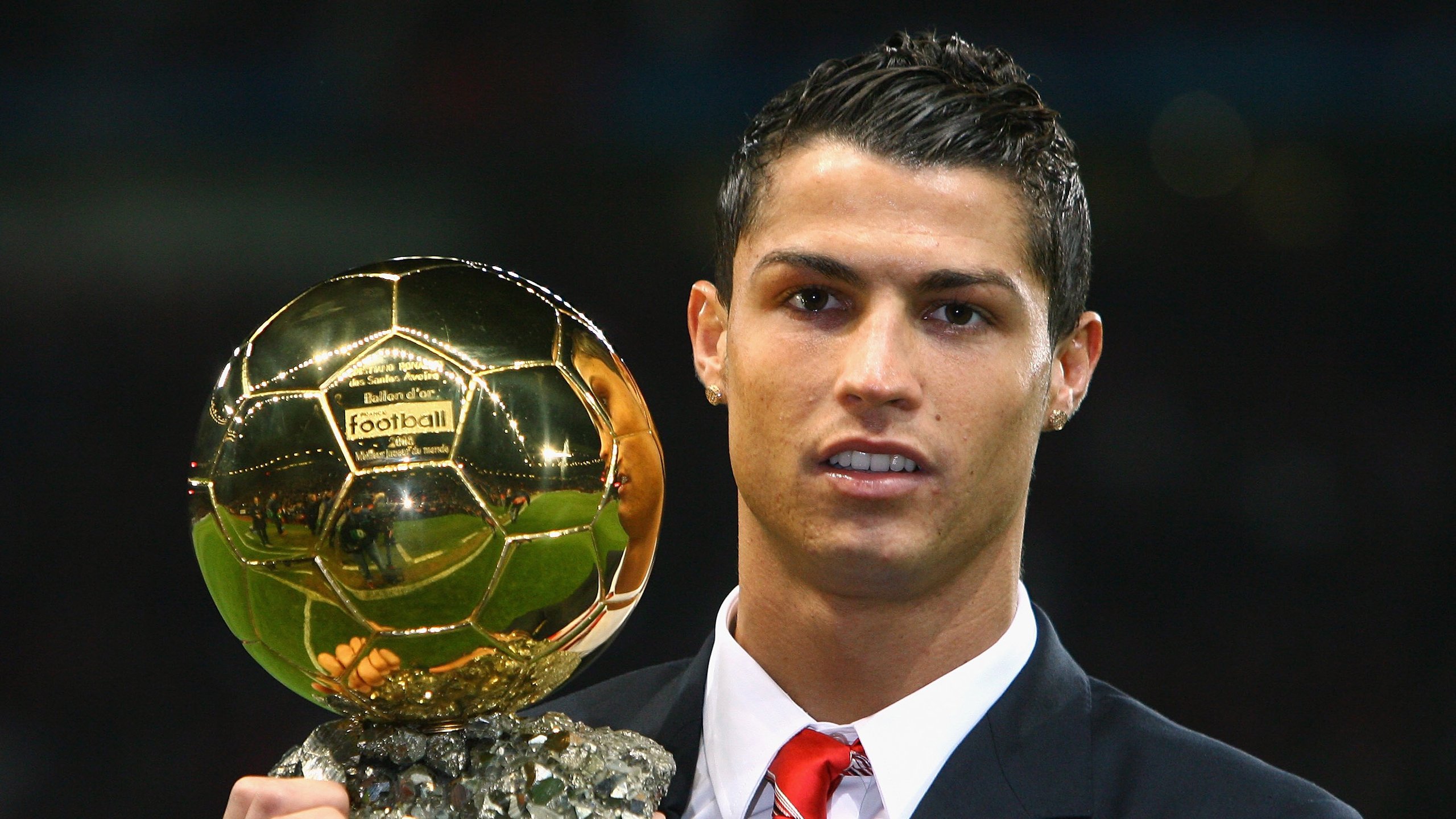 中国足球职业俱乐部引进国际教练团队，中国聘请的足球教练