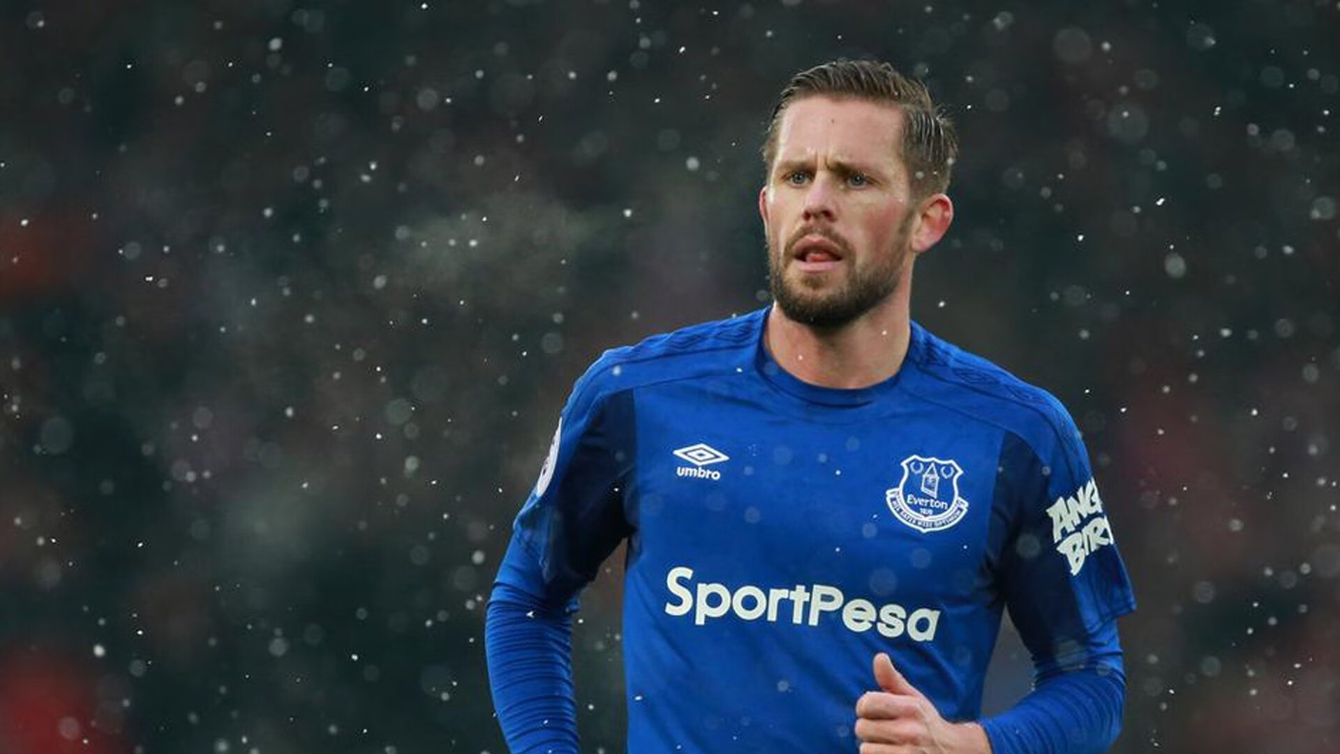 李娜主持青少年比赛颁奖仪式，青年演员李娜